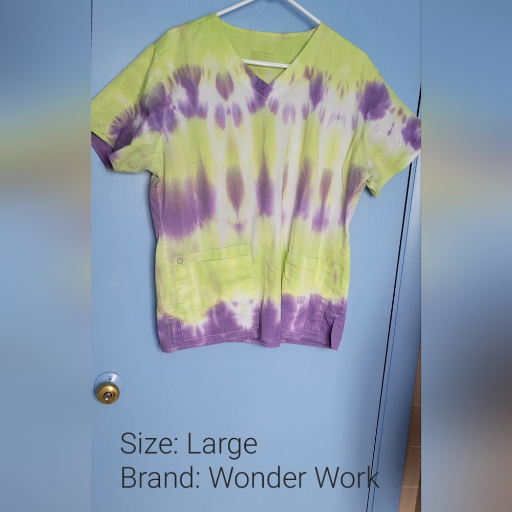 Wonder Work scrub top: Large/Tie Dye